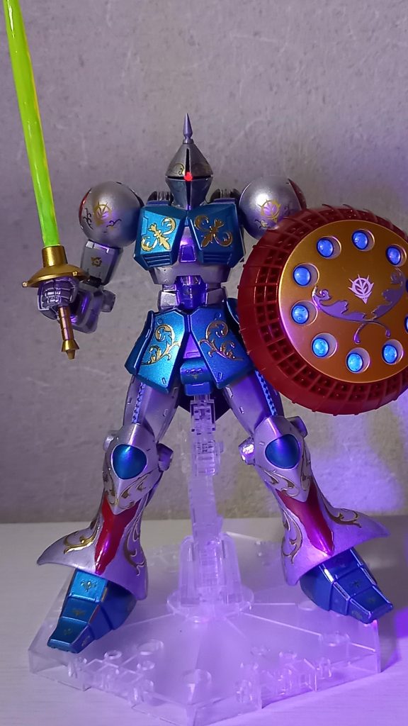 モノアイとサーベル、シールドミサイルがビゴーンします。