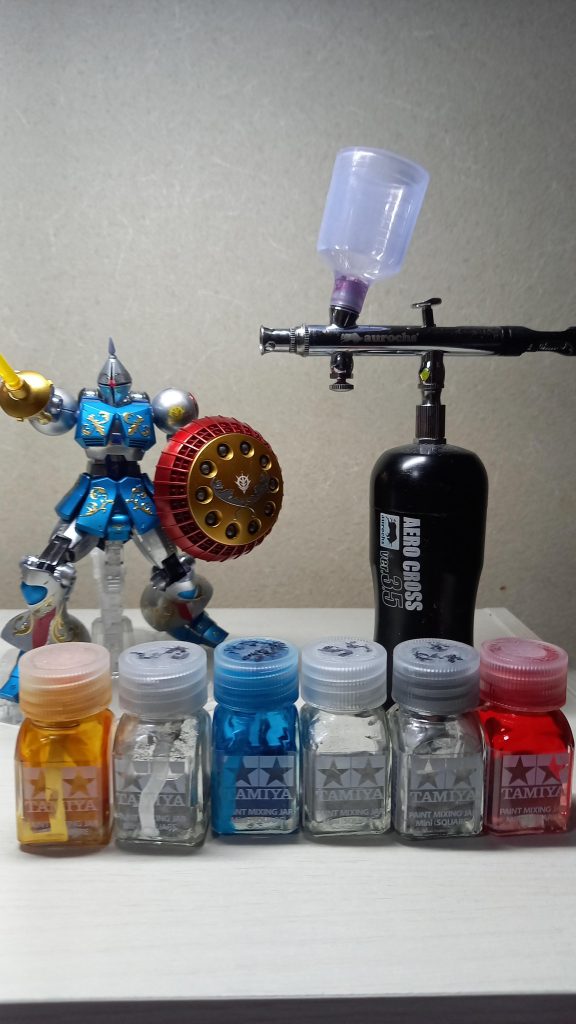 今回、念願のエアブラシ(AeroCROSS3.5)購入し塗装楽しみました。ガンダムマーカーエアブラシシステムだと思うように色が塗れず、思い切って「中身を空き瓶に出し、ちょっと消毒用エタノールで希釈してAeroCROSSで吹き付け」をしてみました。結果、塗装は結構しやすいのと調色も出きるのと何より塗料残量が分かるのでエアブラシシステムよりメリットがあると感じました。ただ、希釈が難しく、ガンダムマーカー(アルコール塗料)の特性上、剥がれやすいのが難点かな…でもシンナー系に比べて匂いが少ないのと、エアブラシうがいもお徳用消毒用エタノールでできるので安上がりかつ安全かなと。(ただ、一通り塗り終えたところで塗料カップのパッキンがボロボロに…アルコールだから?)