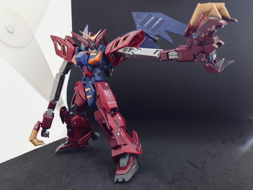 左腕にはSDCSバンシィノルンの、余っていたアームドアーマーを付けてみました。腕の伸縮とこの質量で殴られたらかなりヤバいですね☆もちろんクワっと開いて敵をつかむことも可能。