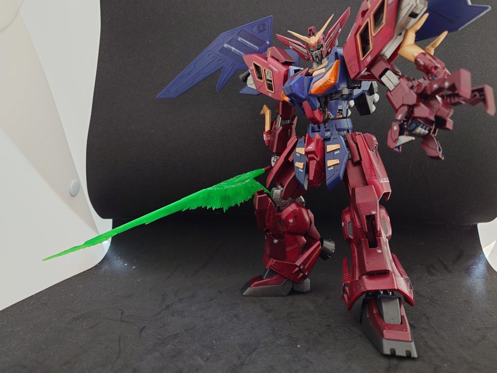 ビームサーベル。この時代のキットというかガンダムタイプが携行するビームサーベルは高出力なのか、幅広なので、それっぽくしてみました。たぶんRGサザビーの使わない部分を切り貼り。