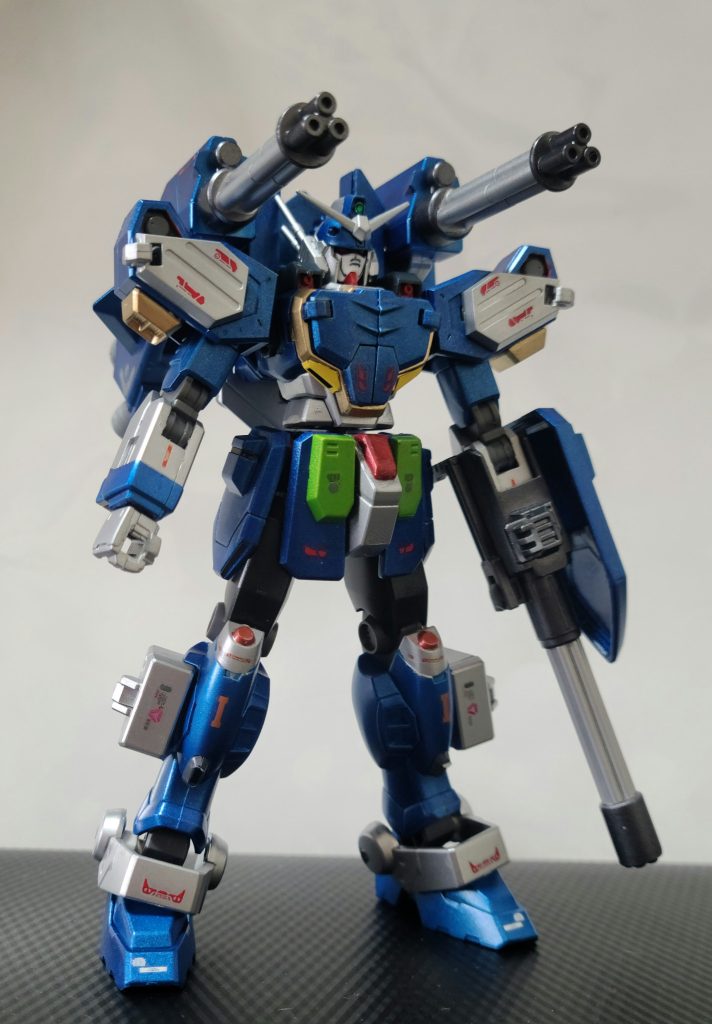 以下、素立ちと正面、背面です。元々のヘビーアームズのバックパックも合わせることでかなりボリュームが増えました。