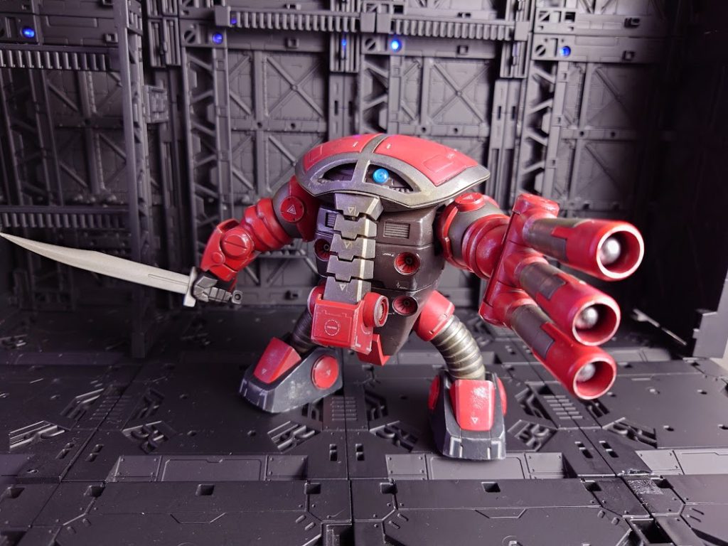 このフォルムのかわいさは卑怯( *´艸｀)カラーリングとデティールは、ガンダムホビーライフ021に掲載された、みずき匠氏の作例を参考にさせていただきました。今回は水転写式デカールではなく、付属のマーキングシールを使用しました（遠目なら違和感なさそう）。本来はモノアイ部全面に透明シールドが付属してますが、トーンが合わないので外してます。