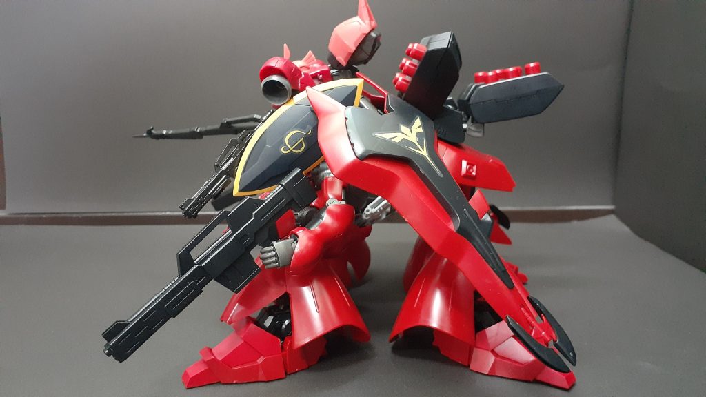 4つ脚がいかにも重鈍な印象を与えるが高推力スラスターが搭載されているため実際はそんなことはない背部には円筒型ビットが搭載されたコンテナが4基装備されている