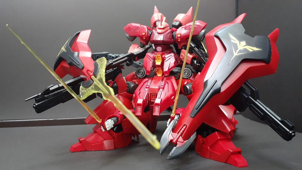 近接兵装としてアクティブバインダーの先端に大型ビームトマホークを装備またフロントスカート裏には隠し腕を1対持ちビームサーベルやビームライフル等の武装も使用できる