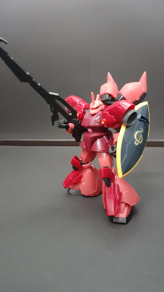 MS-14RS　ゲルググ・ローテシュツルム指揮官用ゲルググにバックパックと肩部にスラスター脚部に追加装甲を装備した機体  パイロットはパーソナルマークから分かるように当然赤いあの人 