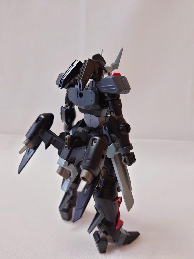 【ブラックナイトスコード・ヤークシャ】核攻撃を受け、廃都となったファウンデーションにて確認された機体破壊を免れたブラックナイトスコードの予備パーツを継ぎ接ぎして建造されていると予想されるが、詳細は不明であるファウンデーション領土に侵入する者達に対して、容赦なく攻撃を行っていると報告されているその様はまるで夜叉のようであるが、所々に騎士の所作を感じるという