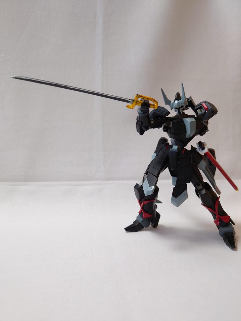 ○式典用サーベル祭事に使用されたと記録のあるMS用の実体剣本来であれば、攻撃能力など無いはずであるが、これは研ぎ澄まされており、並の装甲を簡単に切り落とすしかし、PS装甲の前には無力である装飾は剥がれ落ち、汚れや傷が目立つ