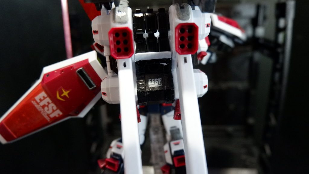 バックパックのテカテカ感。いつもはつや消しなんですが今回は光沢にしました。なんか連邦はお金の力でいつもピカピカにしてそうなイメージ