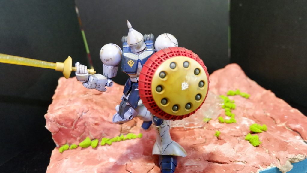 ギャンといえばこの盾なんだけど、これもアルゴスの戦士みたくヨーヨーみたいに飛ばしてアムロさんを苦しめることはできなかったんだろうか(zaku-kao4)