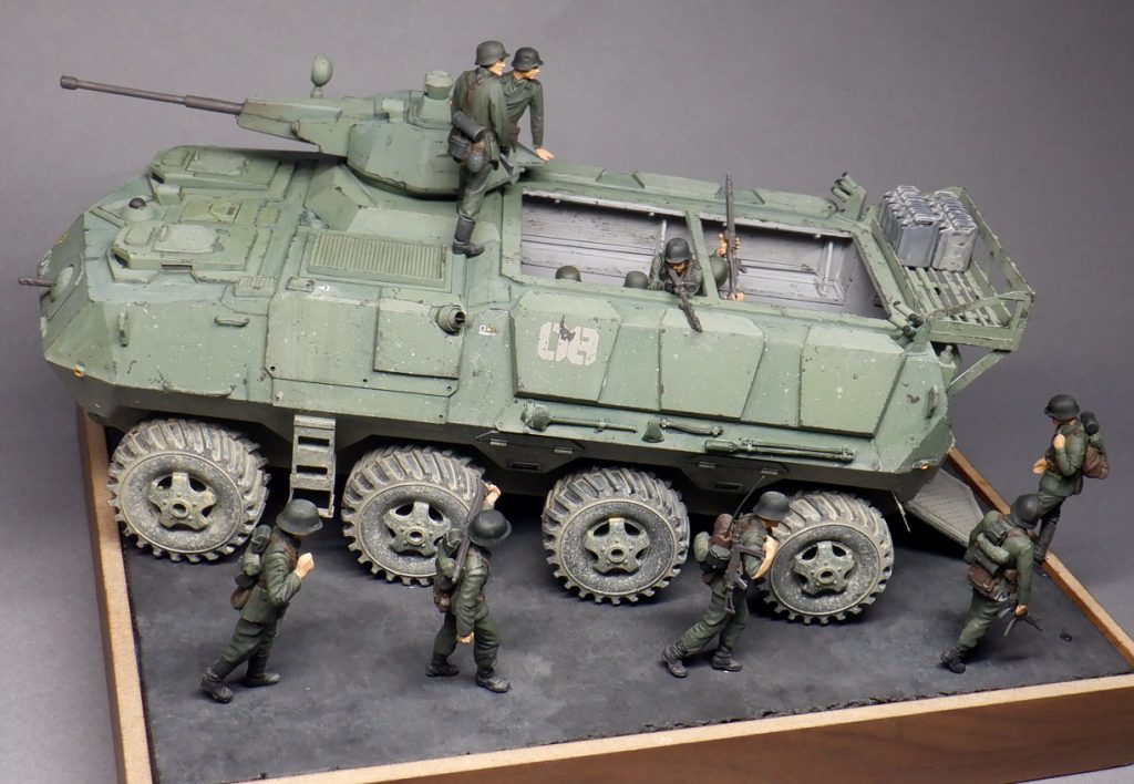 1型のデザインを踏襲しつつ大型化し、各部をより使いやすく、生産しやすいように単純な構造へ変更されました。