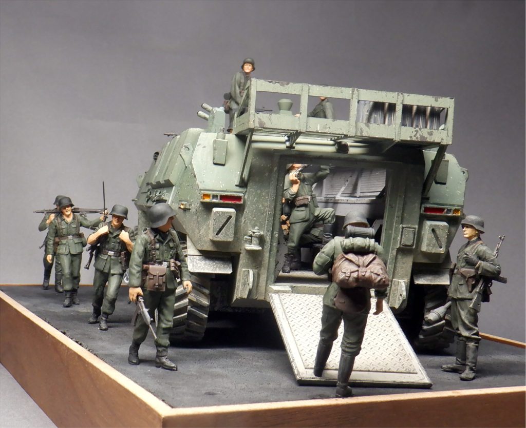 後部ハッチは上下2枚開閉から1枚になりました。