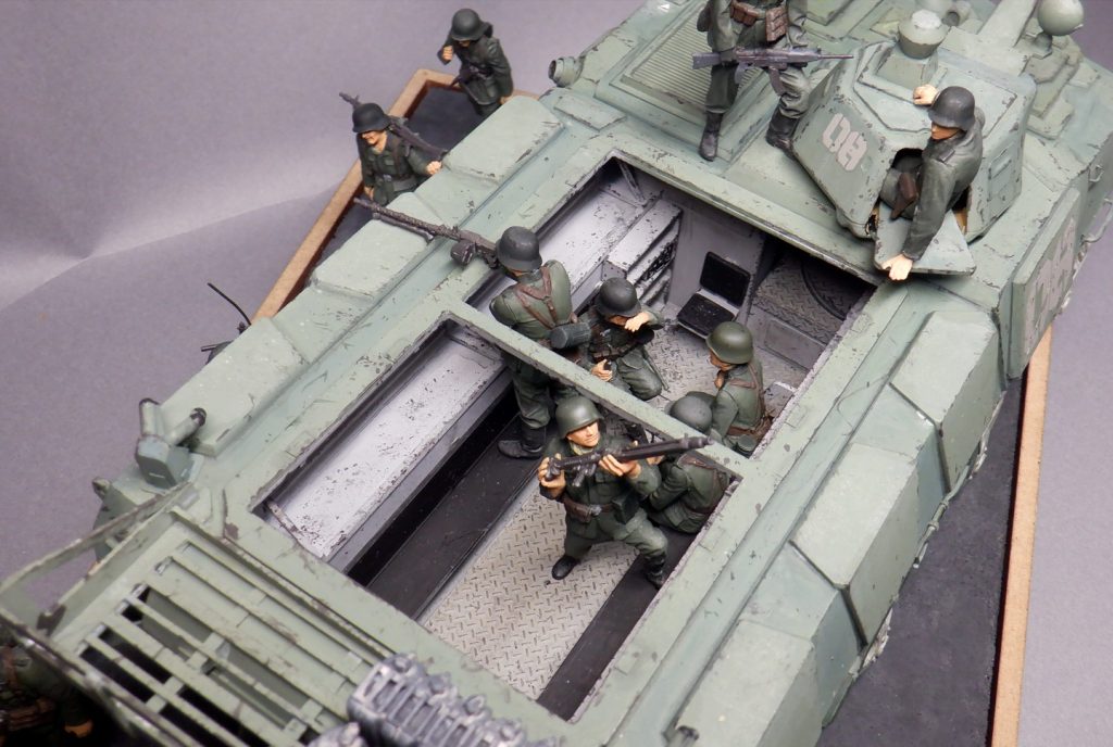 降車班は8名から11名へ。中央に班長席が見えます。