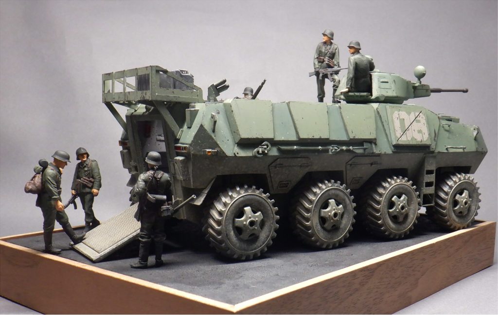 兵員室側面のハッチ類は廃され、似たデザインの装甲が施されました。