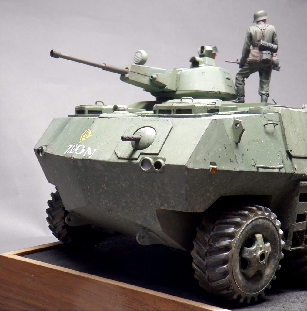 操縦席は右側へ移り、副操縦席には前方機関銃が装備されました