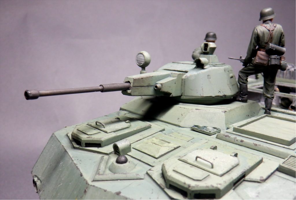 装甲化された砲塔。機関砲は同じ物えすが、左右に同軸機銃と探照灯が組み込まれ、砲塔上部には射撃サイトと車長サイトが載せられました。