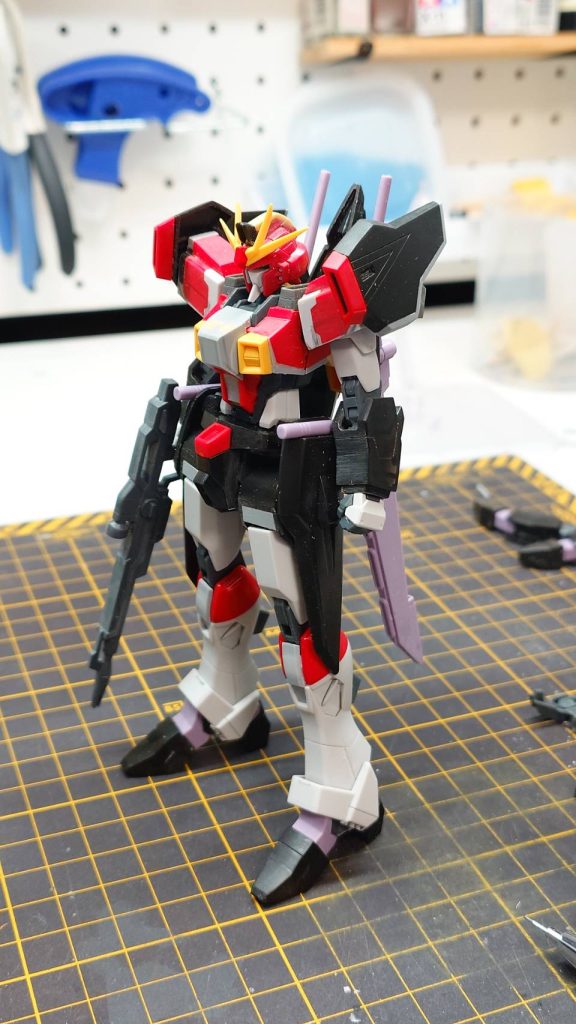 特に、胴体、膝の形状がインパルスとガイアでは違うのでプラ板とパテで改修しています。イモータルジャスティスの頭部とさかを切断し、ガイアのセンサーを移植後パテで形状出しをしました。