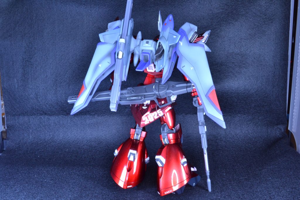 バックショット色合い的に分かりづらいですが、ヒルダ機の番号(ドム登場時を参考)004のデカールも貼ってます。武器はネオジム磁石で脱着できます。接続穴を隠せたので満足です。