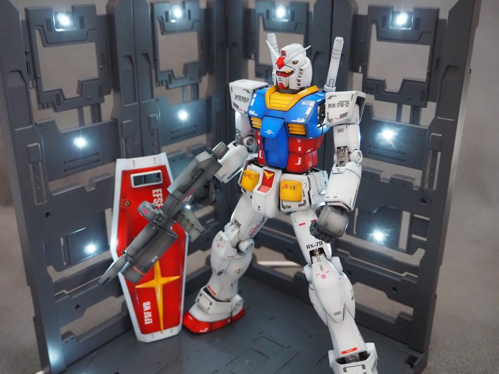 そしてワンダーウェイ様のハンガーベースも使っています。MGサイズも標準的な大きさなら何とか収まりますね。