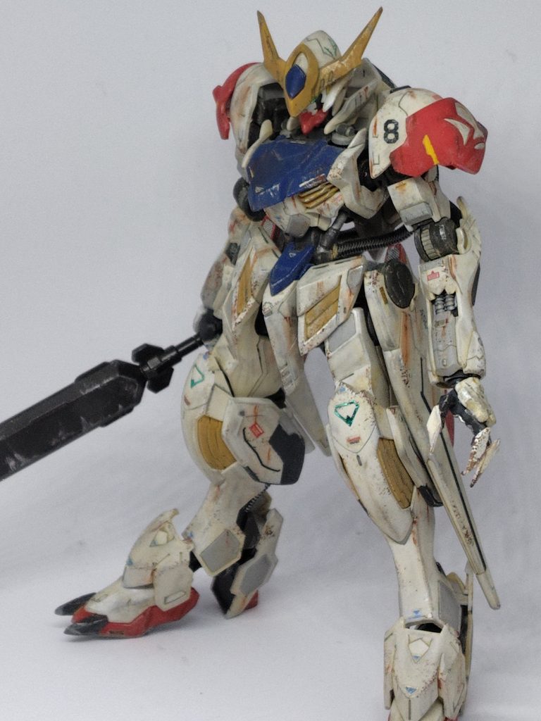 バルバトス本体。スポンジやウェザリングマスター、エナメル塗料(赤サビ)で汚しました。アンテナやつま先等削って先端を鋭く改造。かかと部分の肉抜きをプラ版で埋めました。左手の平手はRGエクシアの物にパーツ複製した手甲とプラ板で作った爪をつけたものです。