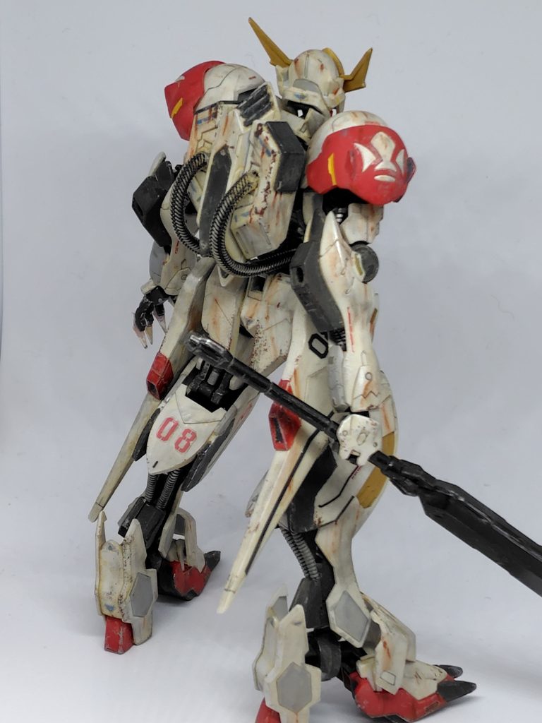 背面バックパックから腰に伸びるコードは、100均の充電コードです笑笑装甲の白部分は、一部をグレーに塗り分けで情報量を増やしました。