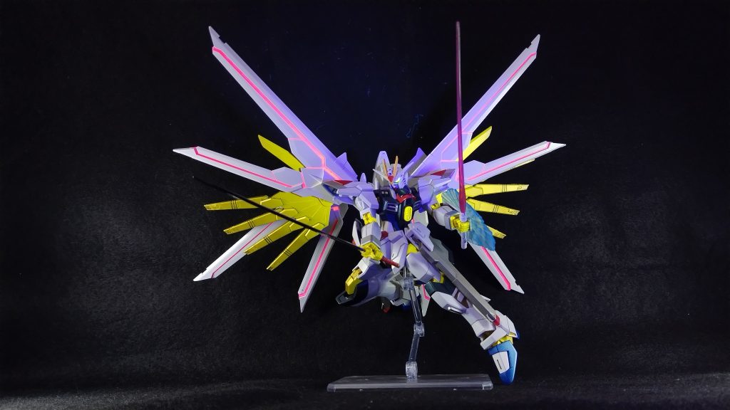 決戦時の斬りかかりのポージング。ブラックライト発光でもかなりの迫力がでて手をかけて良かったと思います。会社の自席に置いておいてガンダム好き同士に見てもらいます＾＾；最後までご覧いただきありがとうございました。