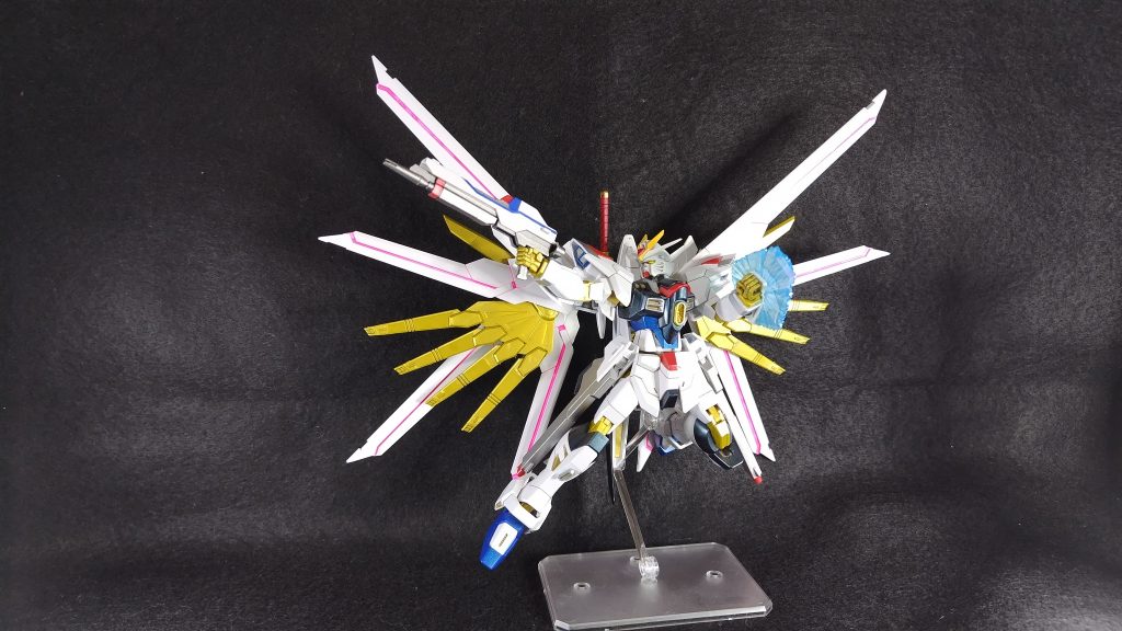 劇中では銃火器の使用はありませんでしたが、ちゃんと付属しており、シード撃ちがとてもカッコよく決まります。さすがSEED可動システムというだけあります。