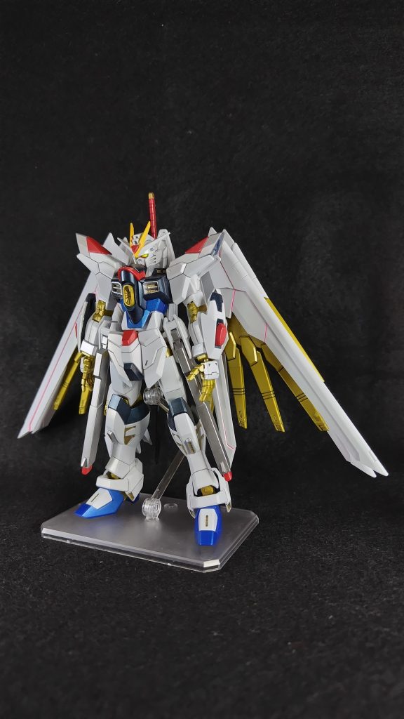 タイトル通りに塗装を光沢系にしていて、白はリンプラのステラパールホワイト、青はメタリックブルー＋リンプラステラブル、ボティはガンメタ＋メタリックブルー、赤はリンプラステラレット、黄色はリンプラステライエローです。リンプラ推しでは正直なくて申し訳ありませんが、水性でパール塗料は非常にありがたいので数種類買って以前から使っています。