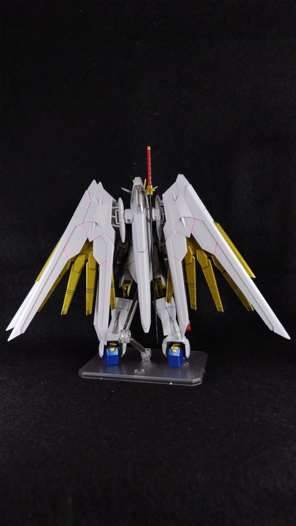 バックショットです。白い翼のガンダムですね。蛍光ピンクは薄めて墨入れのように広げて塗装した関係上、既存の溝に流れましたが、今回はこれで良しとしました。発光したときに迫力でるので。