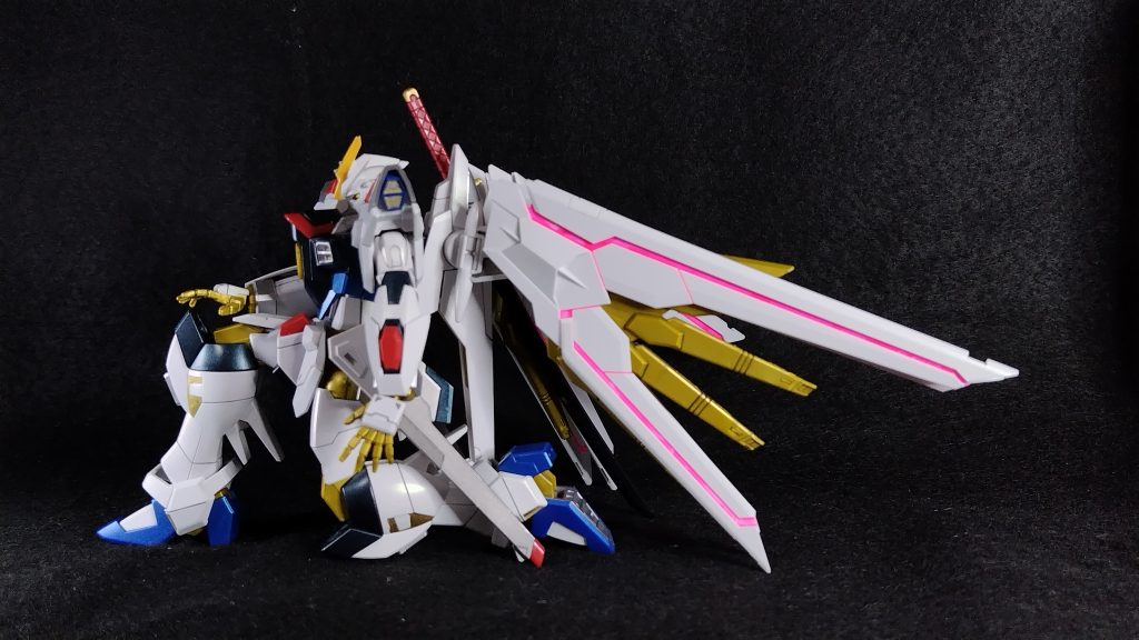 可動部がおおいものの、膝の関節がなんかいまいちで膝立ちが出来ないので、膝の関節を干渉する部分をカットして曲がるようにして写真のほうにまで出来るようにしました。