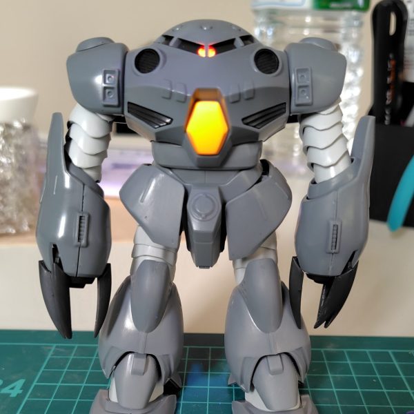 素組み完了しました(zaku-kao5)モノアイは蛍光塗料塗ってビコーンと光る仕様に(gundam-kao4)これから全塗装もやってみます〜(gandam-hand2)