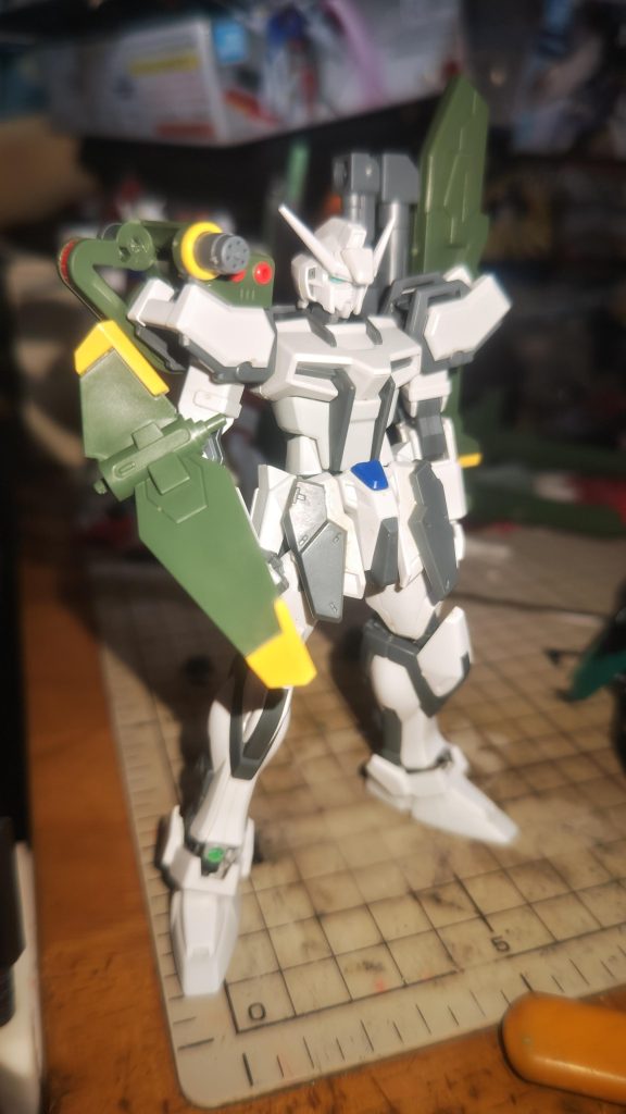 次にランチャーストライカーのプチ改造です。肩のシールド?パーツの隙間にEGストライクの腰パーツを切り刻んで接着し、ストライク用のシールド接続パーツと合体できる様にしました!