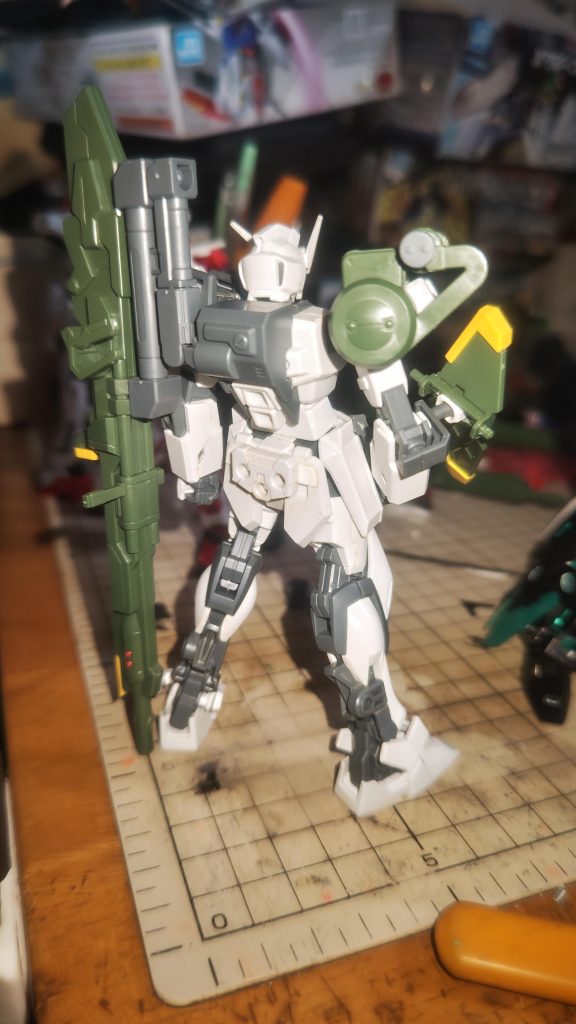 後ろから見るとこんな感じ。ソードもランチャーも元に戻せる様になってます。