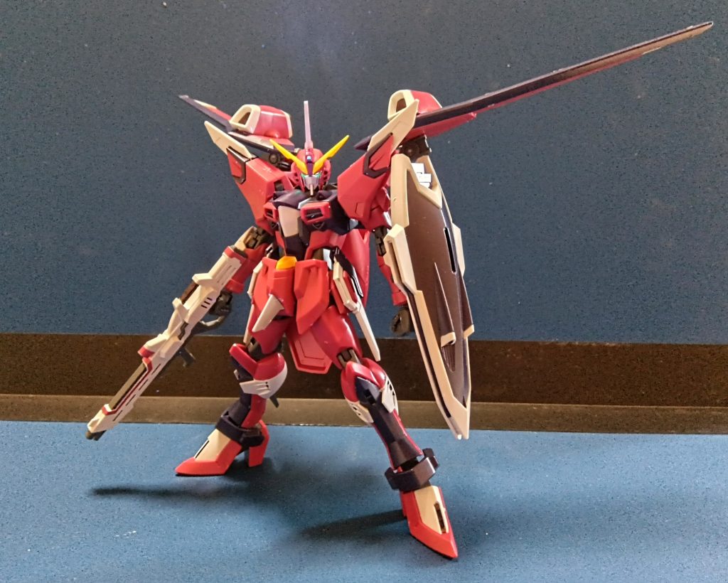 今回は少し改造をしています。それはツインアイの発光、リフターの角度の調整です。GUNSTAのモデラーさん達程劇中を忠実に再現しているわけではありませんが、個人的には劇中のイメージには近くなったと思ったので満足しています。(ハンドパーツはビルドハンズの角型を使用しています)ライフリと同じくSEEDアクションシステムを搭載しているので、可動範囲はかなり広いです。