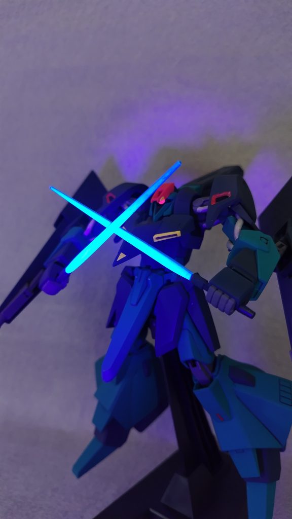 メインカメラとビームサーベルは蛍光塗装。ブラックライトで重厚に光ります。