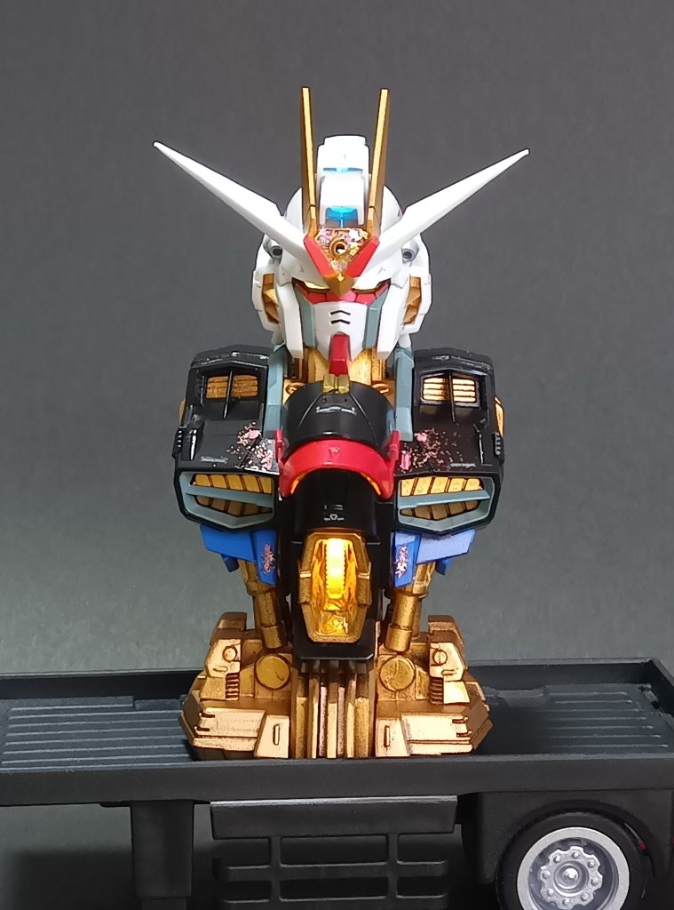 お腹ビームはルミナスユニット使用。頭部は買ってきたLED使用しています。