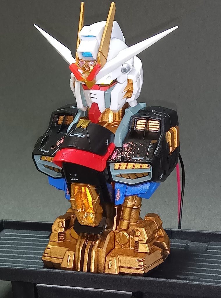 おでこにホログラムラメ、お腹にゴールドラメを貼りました。胸周りはピンクラメを散らしてラクスの愛をイメージしました。マーキングは過去に作ったRGストフリで余ったシールを適当に貼りました。