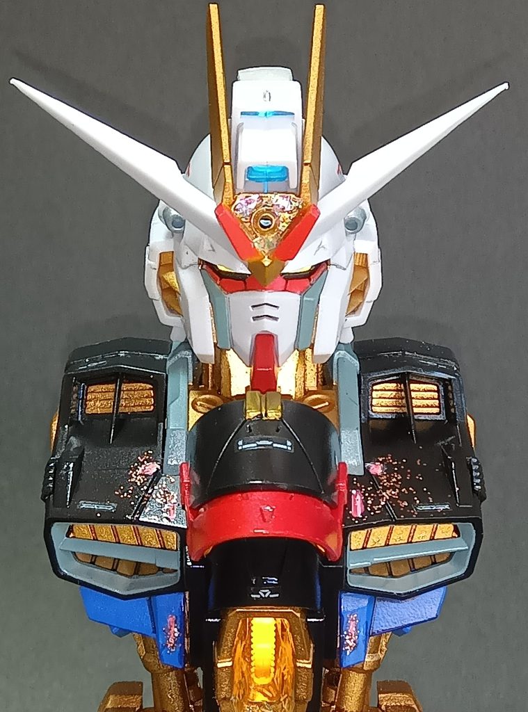 おでこビームはもともとは塞がっていましたが、どうせなら光らせようと思い、ピンバイスで開口して光が通るようにしました。