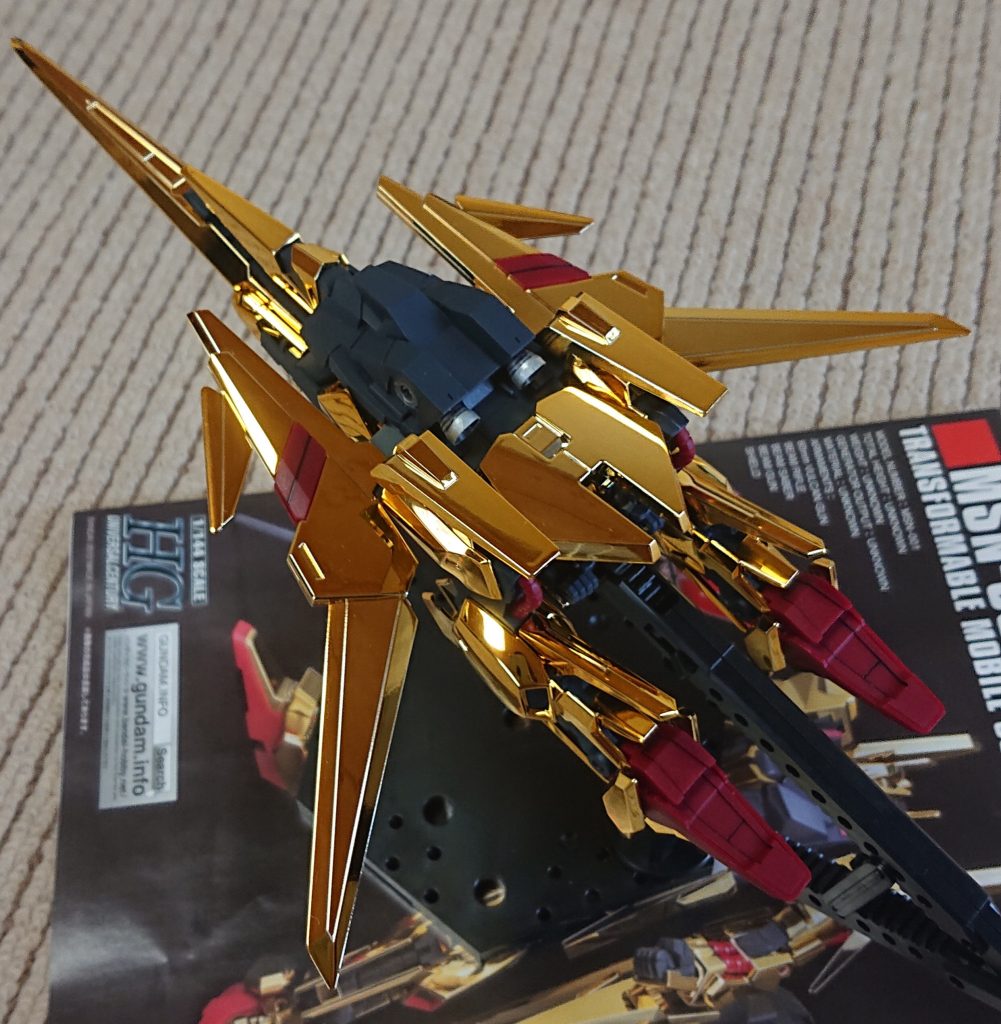 因みにメッキパーツ以外はつや消し、スラスターは当時初めての塗装だったのでガンダムマーカーのシルバーで塗りました