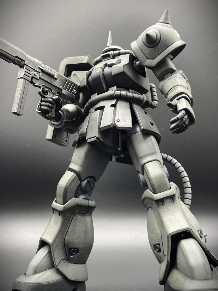 超カッコいい煽りポーズ。 劇中ではやられ役のザクですが、夜間の都市部などでこんなのが進行してきたら、恐怖し戦慄するしかありませんね。ザクは「一つ目の巨人」なんて言われます。この機体は夜に活動するので、人々から畏怖の念を込めて”月光の巨人”と呼ばれることになったという設定です。ザクのモノアイである”赤く光る満月”に目を奪われ当た頃には、もう… 筆塗りを本格的に?始めた頃に作った機体で、まだデカールも使えずに付属のテフロンシールを使用しています。この頃に比べると、自分の技術も少しは上がってきたかな? 最後までご覧いただき、ありがとうございました!!