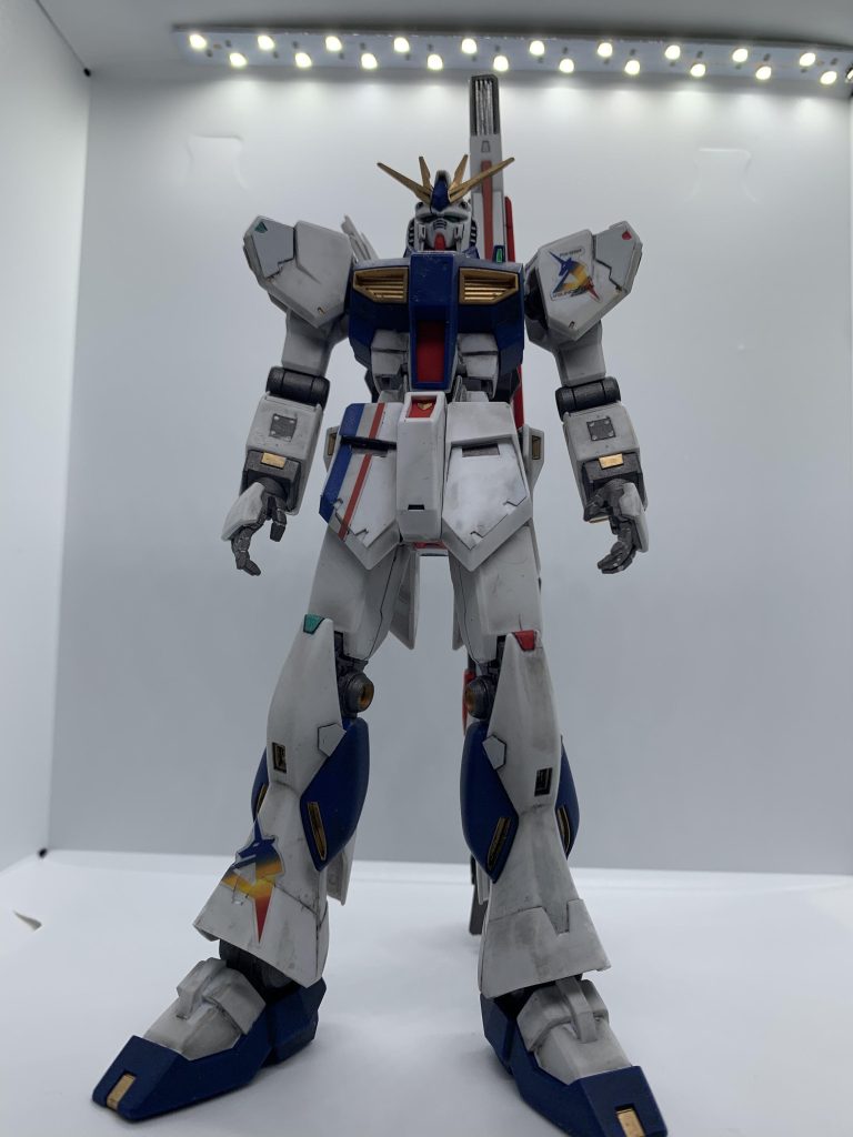 あおり気味に撮ったものです。肩、膝、腰アーマー、足首にプラ板足してます。