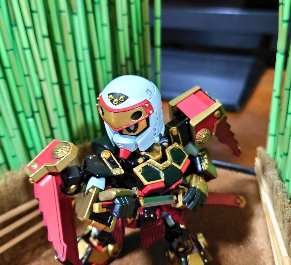 頭と兜にも磁石を埋め、着脱しても違和感ないようにしました。