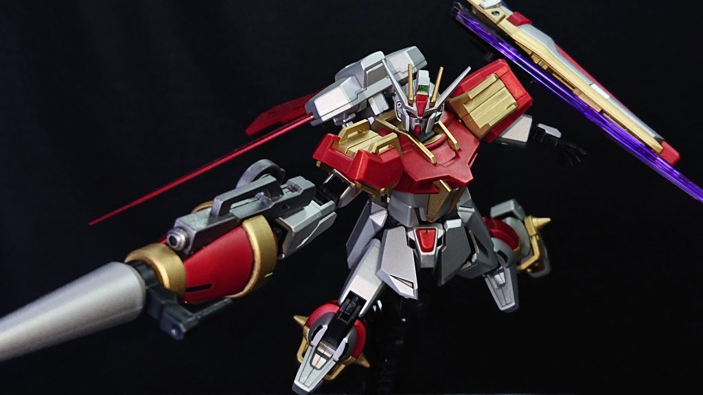 No.7:ランサーストライクストライクをメタリック系の色で塗装するシリーズってのをこっそりやっていた時期があり、これはその第1弾となります缶スプレーだとメタリック系のバリエーションがあまり無くてそんなに続かなかったシリーズでしたw機体のコンセプトは「ストライクとジャスティスナイトを槍騎士風にニコイチ」することで、モチーフはデジモンテーマーズに登場するデュークモンをイメージしていますメイン武装のランスは真っ直ぐ突きができるように“MSオプションセット1”のランスを採用シールドも少し工夫しており、シールドの裏に3mmの穴を開けてMSGのパーツを取り付けられるようにしていますデュークモンを意識するならシールドは円形にしたかったのですが、丁度いい感じのパーツが無かったことと、思いついたシールドの工作をやってみたい気持ちが先行しちゃいましたwあと、初めて「いいね」が100を超えた思い出の機体でもありますw