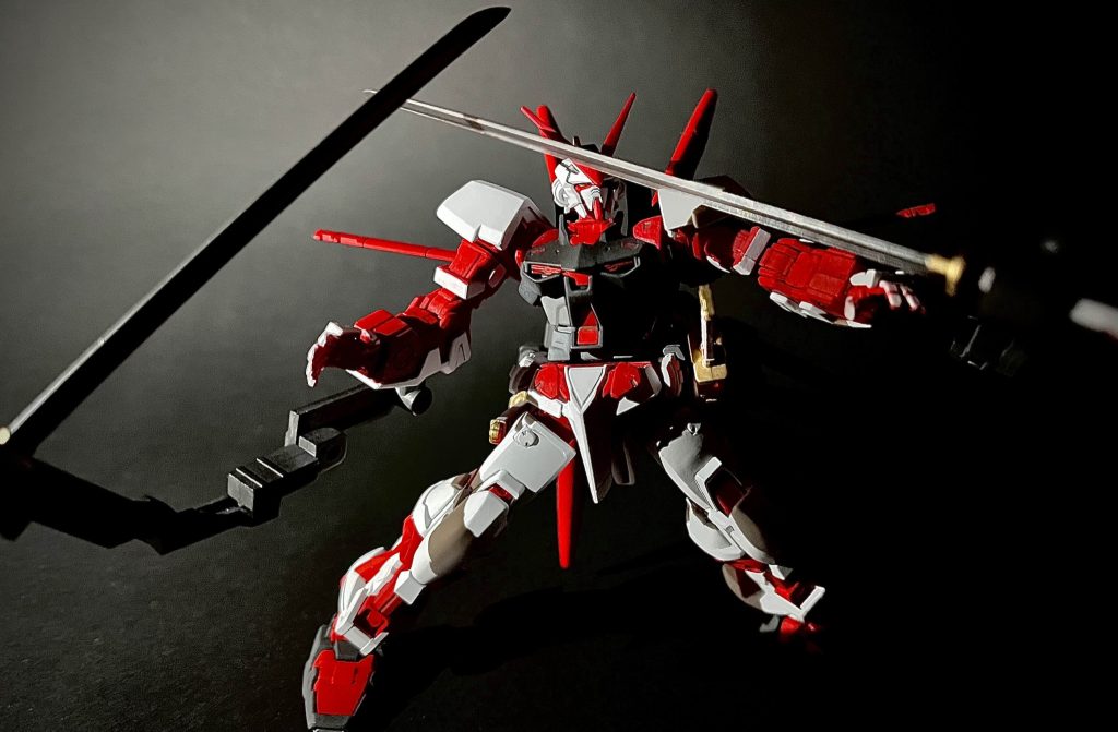 【サブアーム展開】ガーベラストレートよりも長い実体剣を振り回すためには、相応のサブアームが必要です。継戦能力の向上、1対多の戦闘に一役買っていますが、レッドフレーム本体が使用することは通常ありません。もちろん、不要になった際にはサブアーム・実体剣ともに、パージしてデッドウェイト化を防ぐことができます。パージもロマンです。ちなみに、サブアームのハンドパーツはHGUCジムから持ってきているのですが、ジャンク品だったので如何せん保持する力が弱く、すぐポロリしてしまいます。そんなところはパージせんでええ(zaku-kao9)