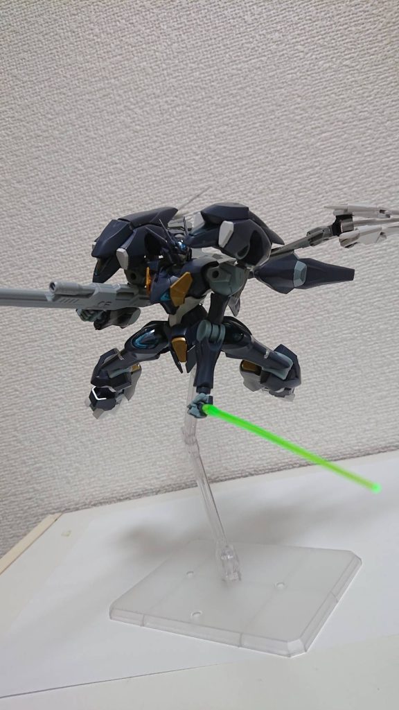 ビームサーベルは腕内部に二本、ユニットのブースター内部に2本で合計4本のビームサーベルが収納されている。また、脚部の武装である脚部複合兵装ラオディンからもビームを射出しビームサーベルとして使用も可能。