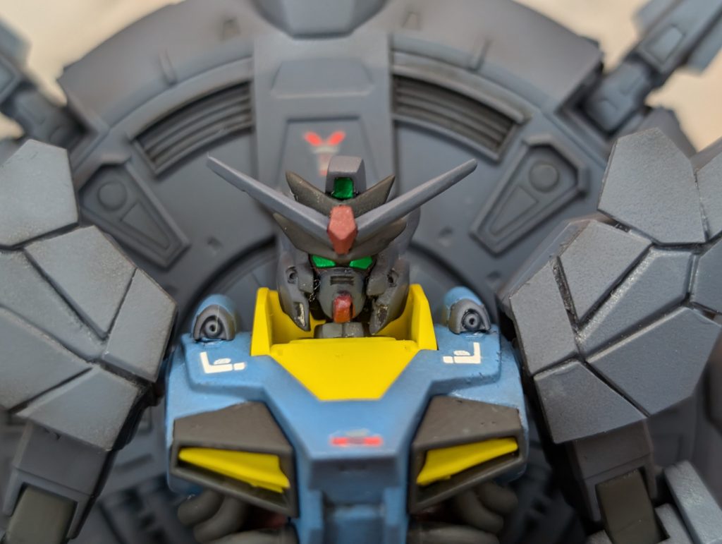 元々は顔も馬面だったので、切り離して削って自分なりに修正。肩は小さいプラ版を貼り付けて、アーマー状に。