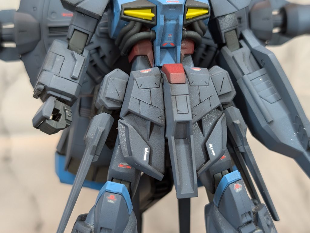 アニメでは黒目のグレーのイメージだったので、自分の中の「ラスボス感」を目指しました。