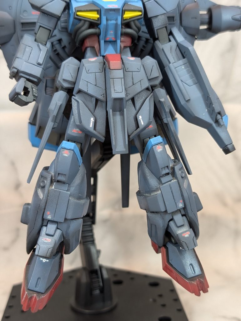 足部分はかなりの量のパーツを貼り付けています。