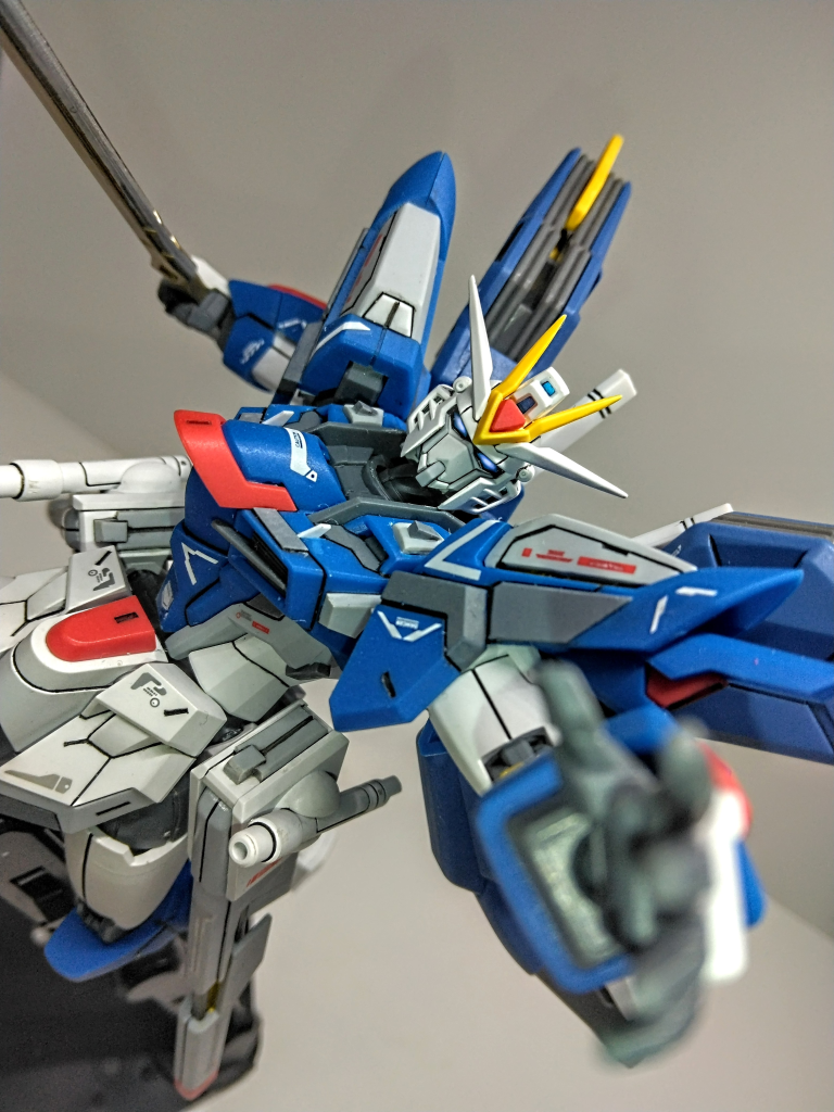 今回は新しい取り組みで目が光るようにしました!!!!割と光って見えますよね!!!