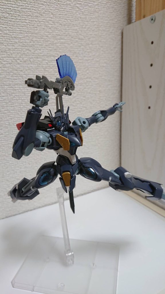 シュラインドにマウントされている手斧の武装ビームアックスは手に持ち振り回すこともできるが、ブーメランのように投擲して遠方の敵にも攻撃ができる。