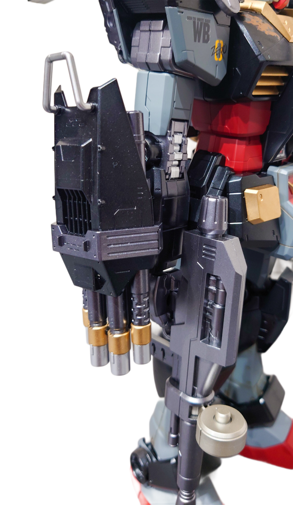 右腕に装備したAZ連装ショックキャノン